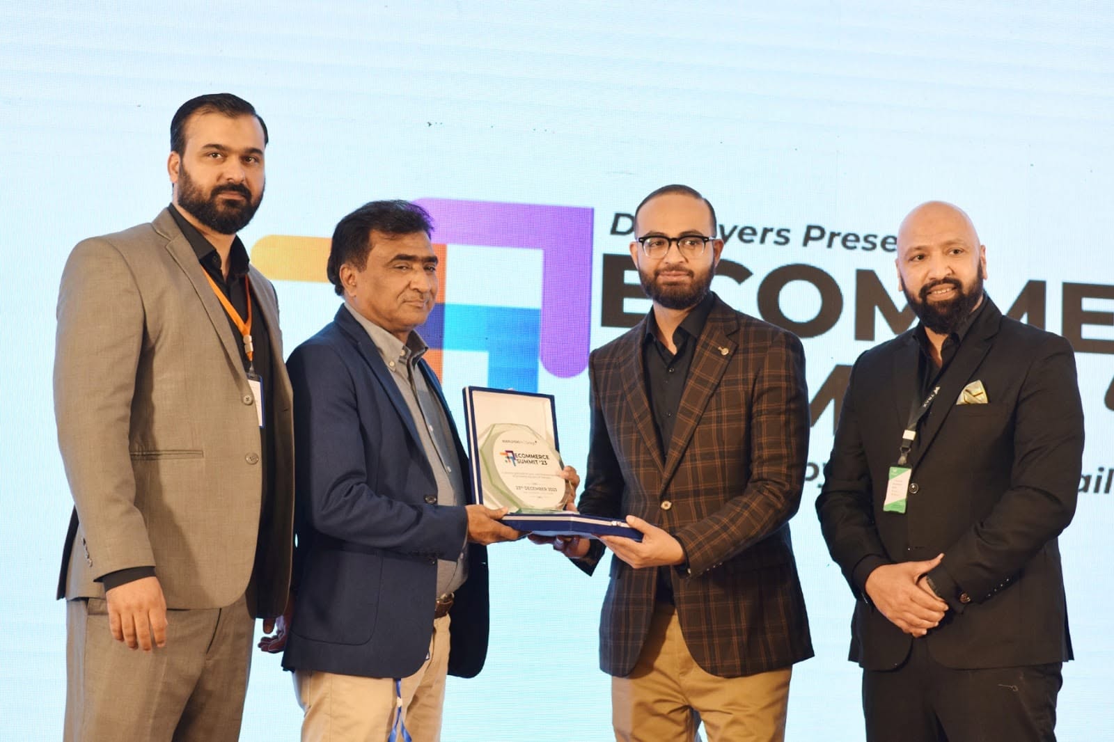 Basit receiving an e-commerce industry recognition